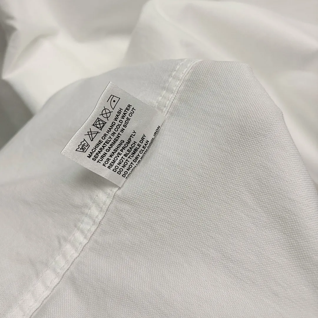 P210 Ralph Lauren/Ralph Lauren cotton oxford embroidered shirt uses 100% cotton oxford fabric. The unique texture of oxford is more textured than ordinary cotton shirts. The 100% cotton material makes it have good breathability. High fabric strength and good wear resistance. Comfortable to wear. Not easy to sweat. Loose fit. The upper body is three-dimensional. The lines are smooth and natural. From the shoulder line to the waistline to the hem, the line transition is smooth. There are no unnecessary folds or accumulations. The whole body is neat and stretched. The chest is embellished with the iconic pony embroidery. Simple but highly recognizable. The color transition of the embroidery thread is natural. The stitches are even and uniform in spacing and size. The stitches can also be connected naturally. The lines are smooth and not stiff. Size: S M L XL